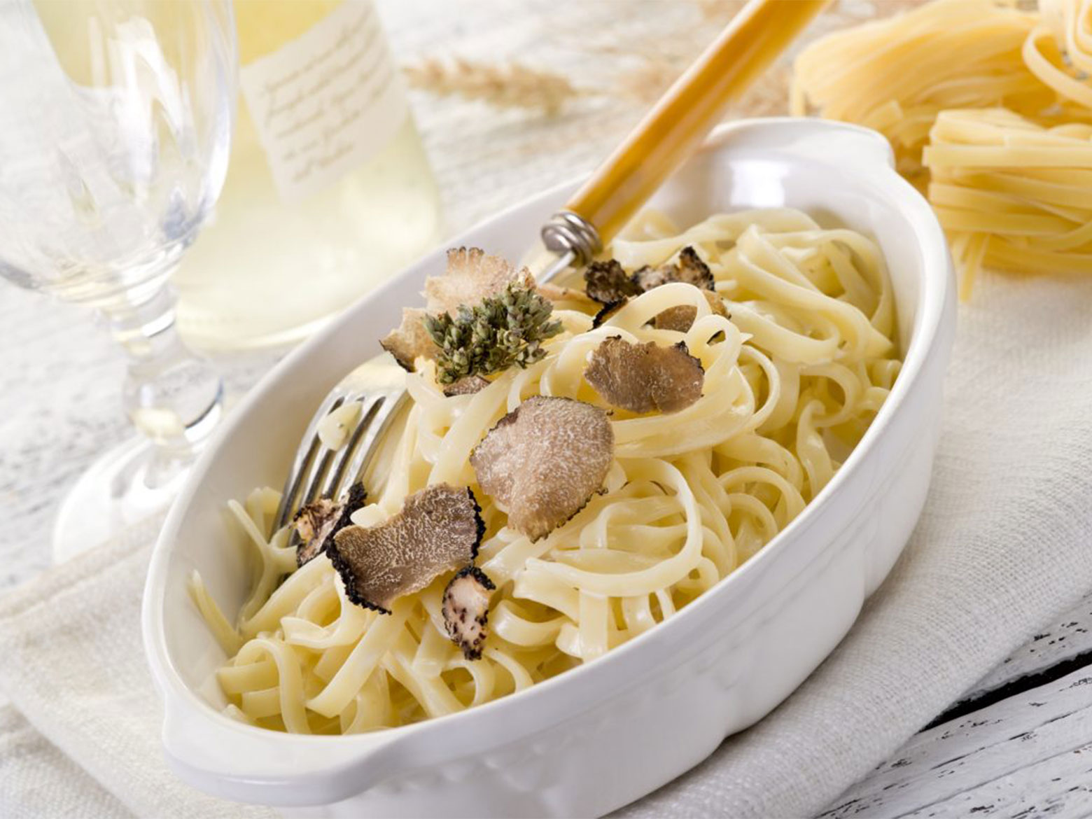 tagliatelle-cu-trufe tagliatelle-cu-trufe